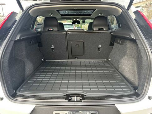 Used 2025 Volvo XC40 B5 Core w/ Climate Package image 14