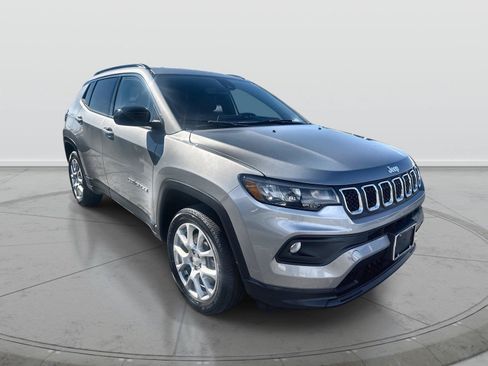 Used 2023 Jeep Compass Latitude AWD/4WD image 1