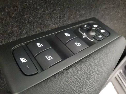 Certified 2025 Volvo XC40 B5 Plus AWD/4WD image 20