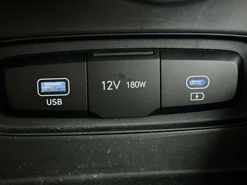 Used 2025 Hyundai Venue SEL image 25