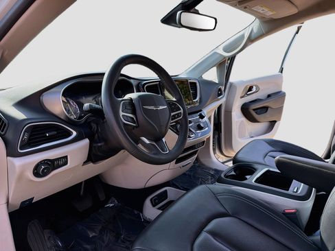 Used 2024 Chrysler Pacifica Touring-L FWD image 10