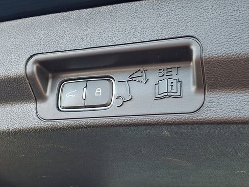 Used 2020 Ford Explorer Platinum w/ Premium Technology Package image 33