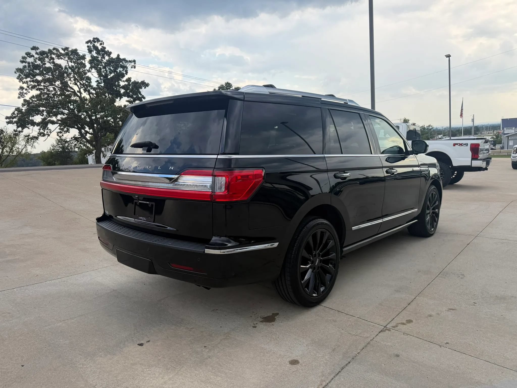 Used 2018 Lincoln Navigator Select w/ Technology Package AWD/4WD image 9