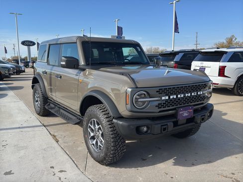 New 2025 Ford Bronco Badlands image 4