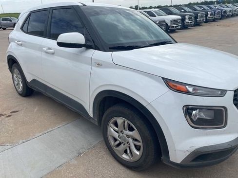Used 2021 Hyundai Venue SE FWD image 1