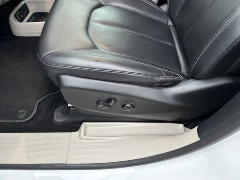 Used 2024 Chrysler Pacifica Touring-L FWD image 13