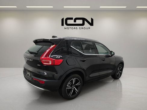 Used 2024 Volvo XC40 B5 Core image 4