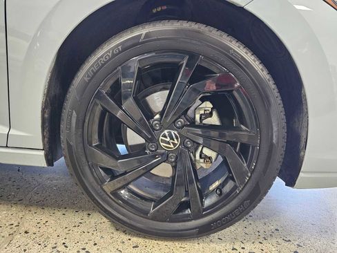 Certified 2025 Volkswagen Jetta SE image 9