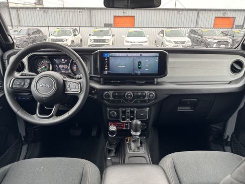 Used 2024 Jeep Wrangler Unlimited image 12