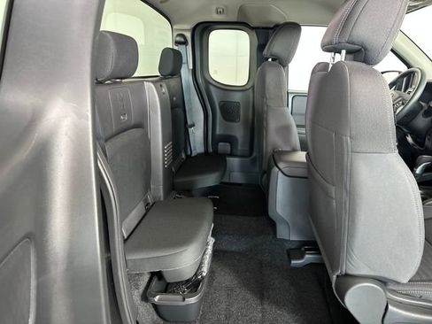 Used 2024 Nissan Frontier SV image 27