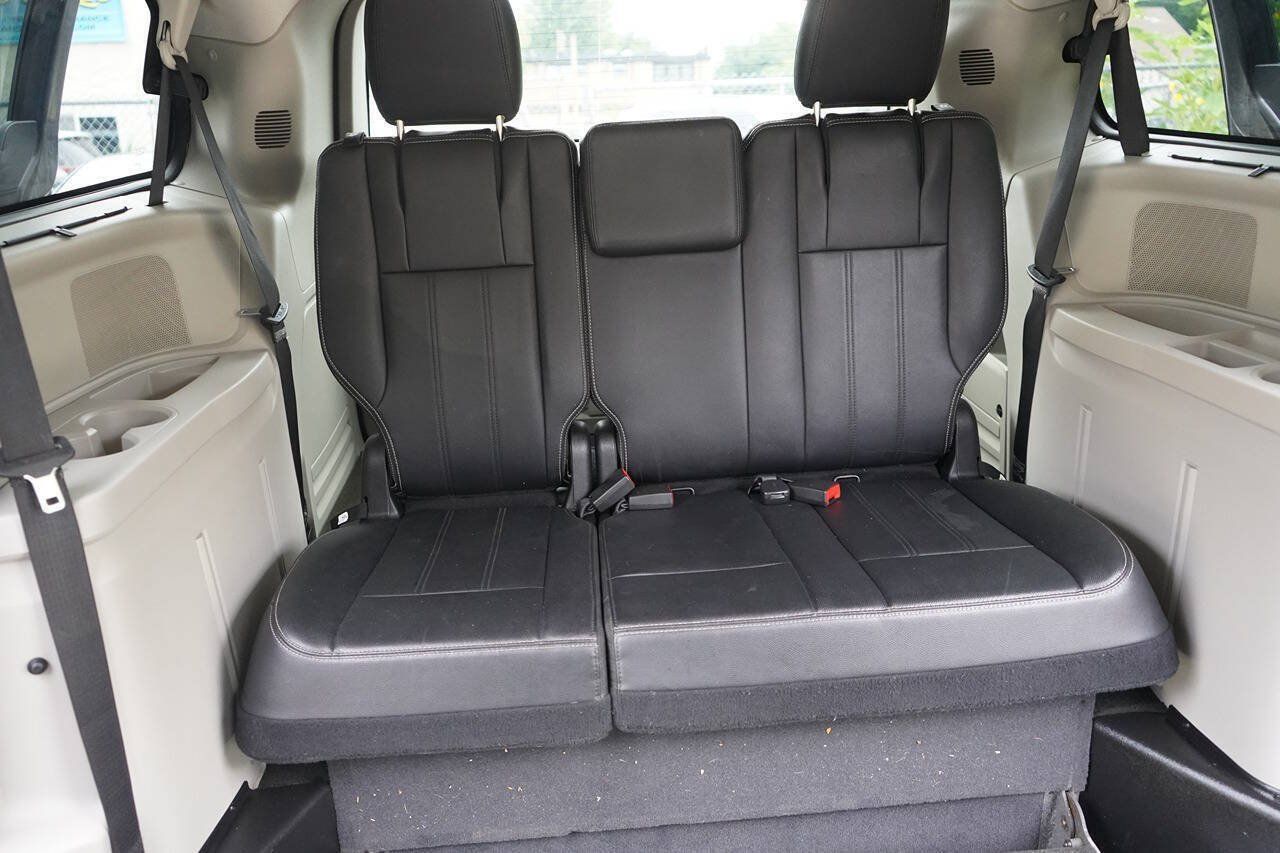 Used 2016 Chrysler Town & Country Touring w/ Driver Convenience Group FWD image 16