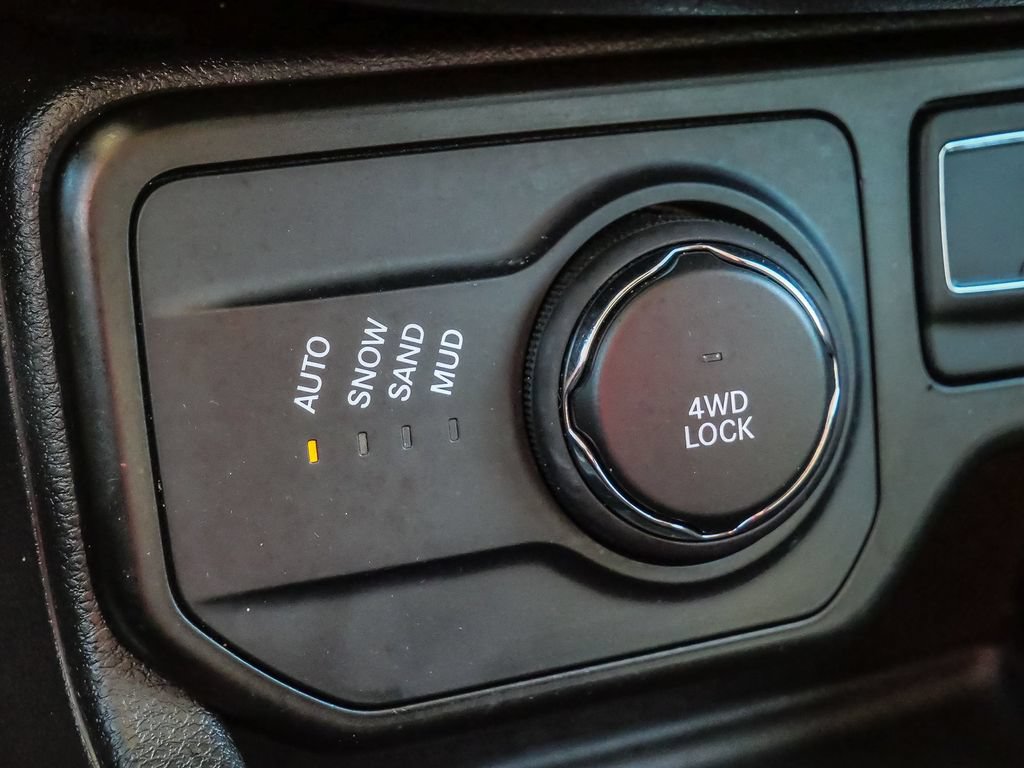 Used 2021 Jeep Renegade Latitude AWD/4WD image 32