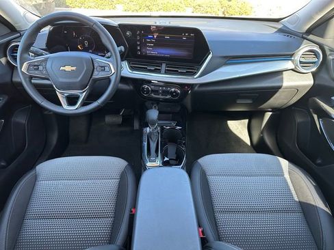 Used 2025 Chevrolet Trax LT w/ LT Convenience Package image 23