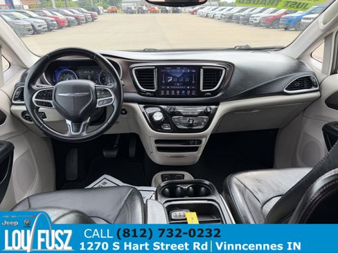 Used 2018 Chrysler Pacifica Touring-L FWD image 15
