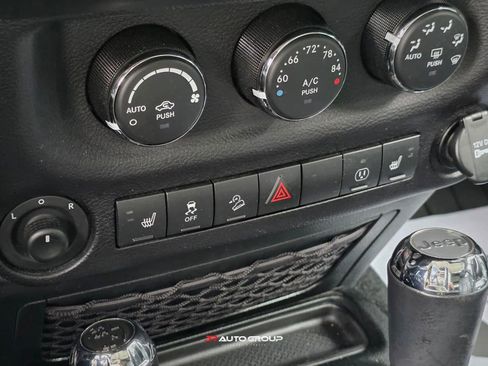 Used 2018 Jeep Wrangler Unlimited Sahara w/ Connectivity Group image 17