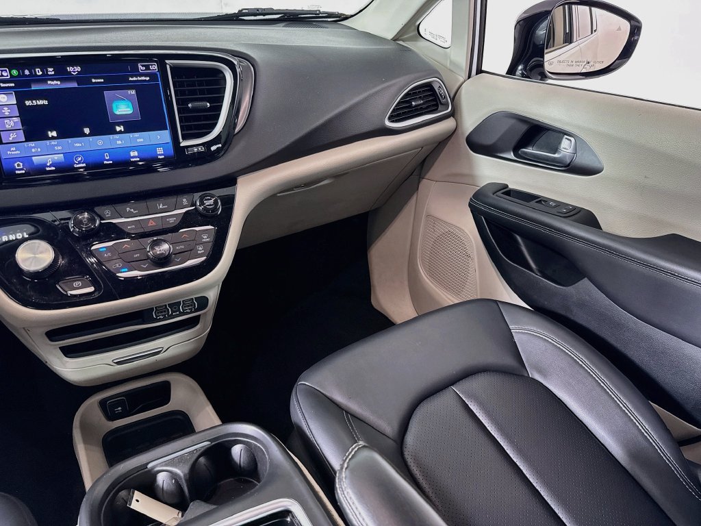 Used 2024 Chrysler Pacifica Touring-L FWD image 22