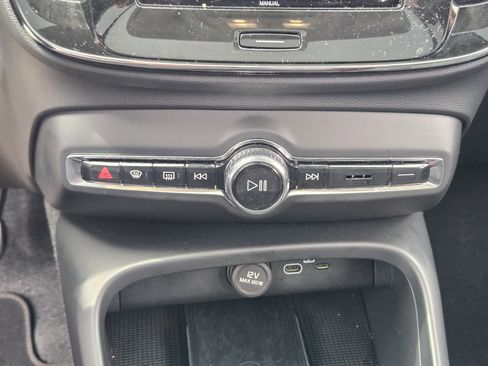 Used 2025 Volvo XC40 B5 Plus image 27