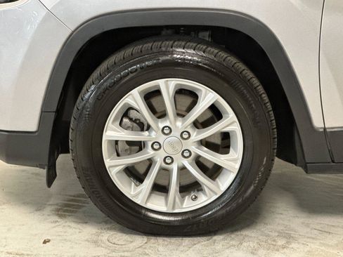 Used 2019 Jeep Cherokee Latitude w/ Popular Appearance Group FWD image 23