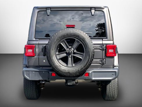 Used 2018 Jeep Wrangler Unlimited Sahara AWD/4WD image 6