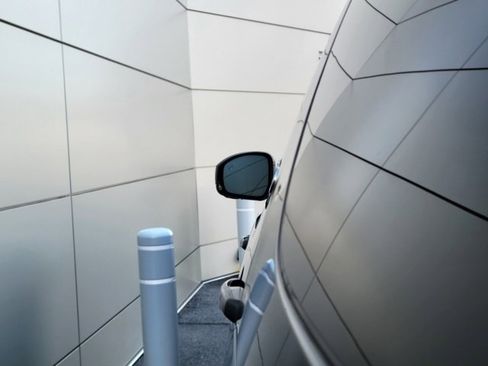 Used 2023 Land Rover Discovery Metropolitan Edition image 46