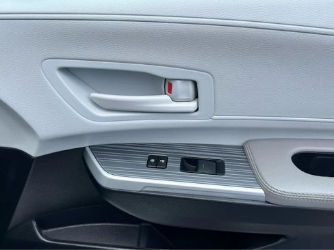 Used 2025 Toyota Sienna LE FWD image 19