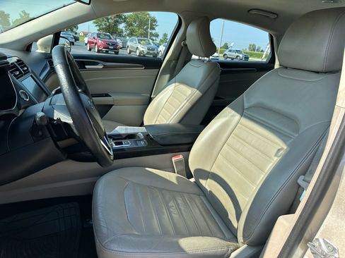 Used 2017 Ford Fusion SE w/ Fusion SE Technology Package image 10