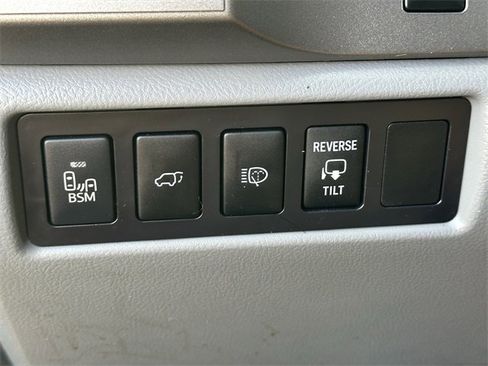 Used 2016 Toyota Sequoia Platinum image 20