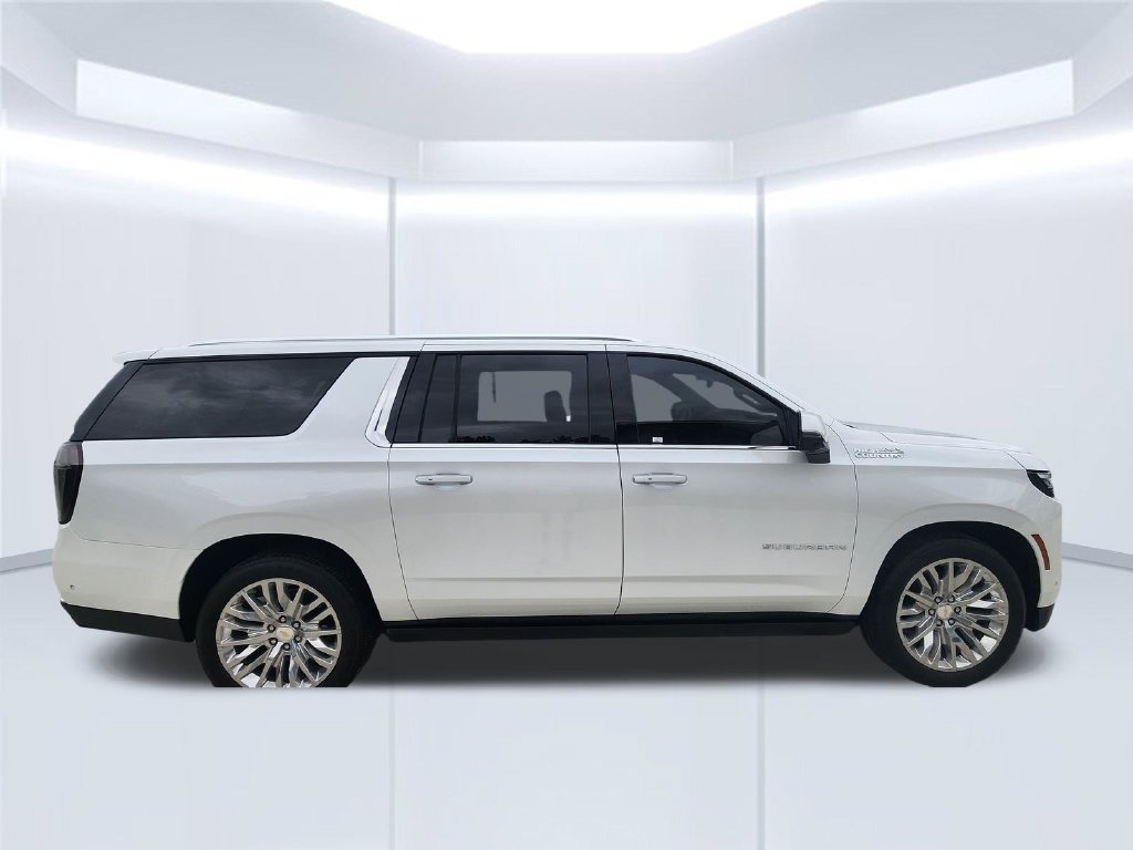 Used 2025 Chevrolet Suburban High Country AWD/4WD image 4
