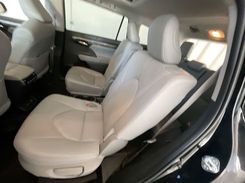Used 2024 Toyota Highlander Platinum image 23