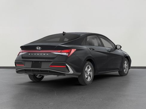Used 2024 Hyundai Elantra SE FWD image 2