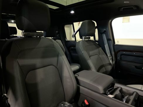 New 2026 Land Rover Defender 130 X-Dynamic SE image 6