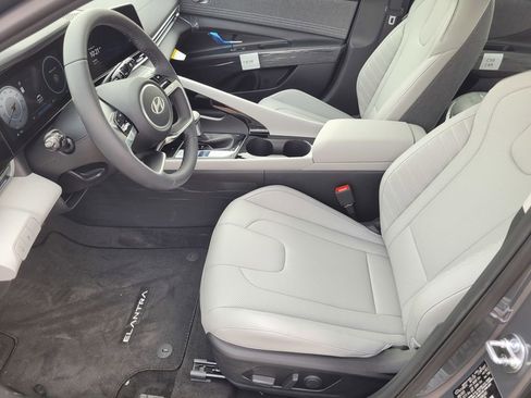 New 2025 Hyundai Elantra Limited image 11