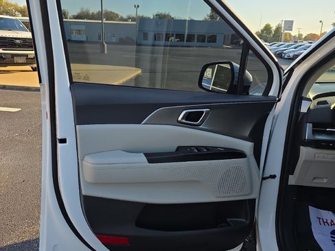 Used 2024 Kia Carnival LX image 10