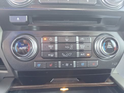 Used 2015 Ford F150 Lariat w/ Equipment Group 502A Luxury AWD/4WD image 29