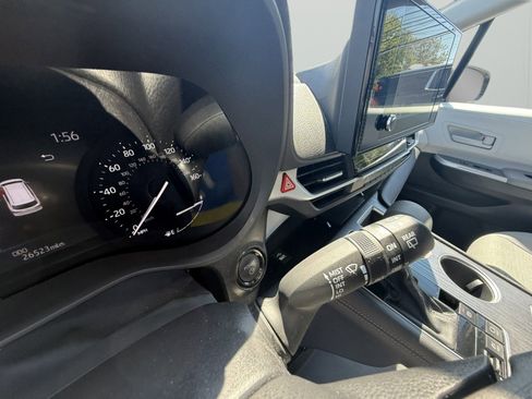 Used 2025 Toyota Sienna LE FWD image 21
