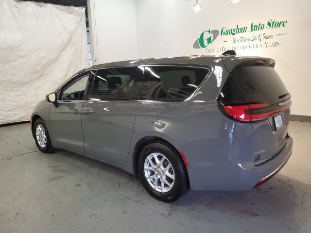Used 2023 Chrysler Pacifica Touring-L FWD image 4