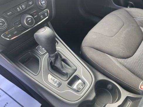Used 2021 Jeep Cherokee Latitude FWD image 21
