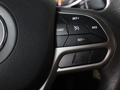 Used 2021 Jeep Cherokee Latitude FWD image 34
