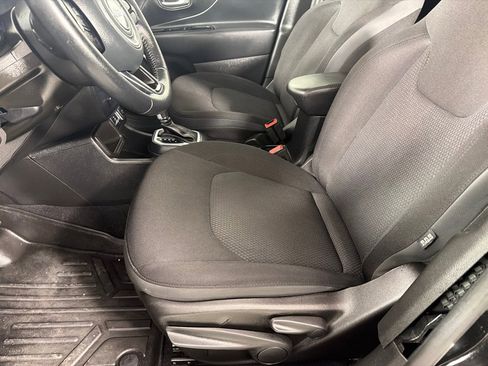 Used 2020 Jeep Renegade Altitude w/ UConnect 8.4 Nav Group FWD image 12