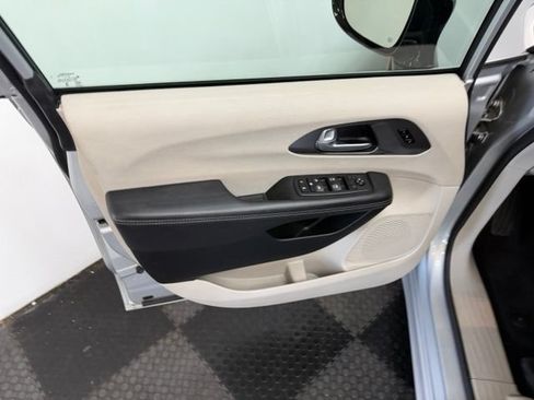 Used 2024 Chrysler Pacifica Touring-L FWD image 20