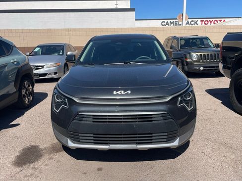 Used 2023 Kia Niro LX image 3