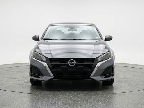 Used 2025 Nissan Altima 2.5 SV FWD image 2