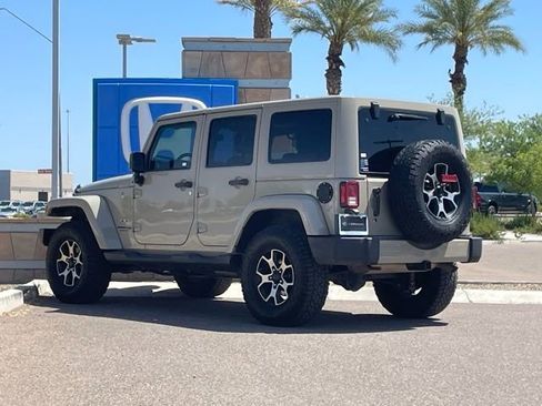 Used 2018 Jeep Wrangler Unlimited Sahara w/ Connectivity Group image 5