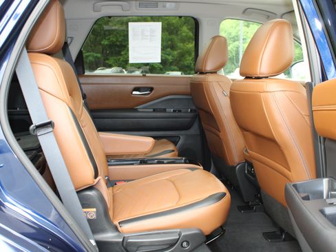 Used 2024 Nissan Pathfinder Platinum AWD/4WD image 14