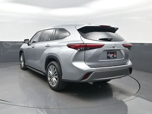 Used 2023 Toyota Highlander Platinum image 3
