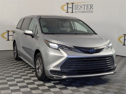 Used 2021 Toyota Sienna LE image 2
