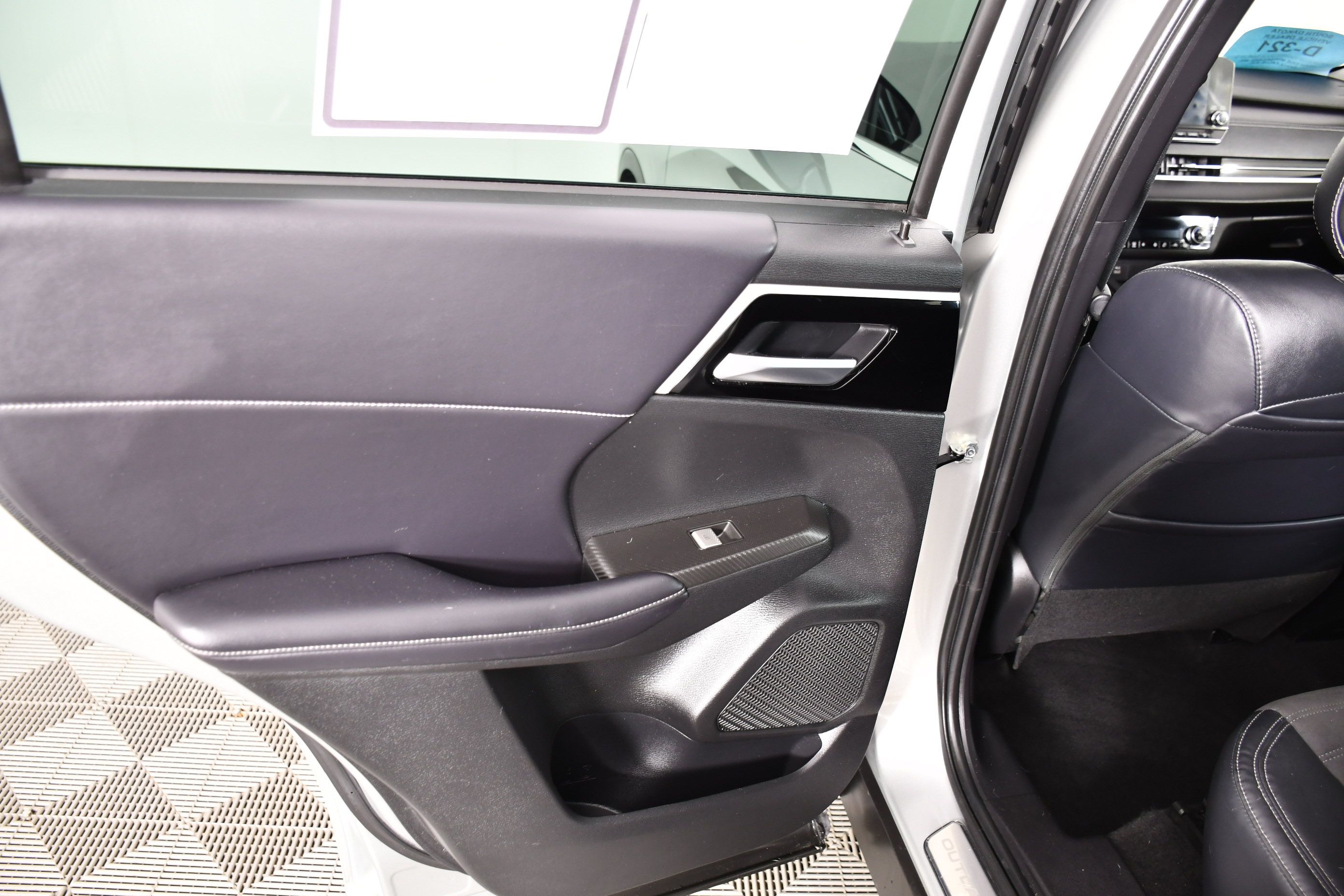 Used 2023 Mitsubishi Outlander SE AWD/4WD image 43