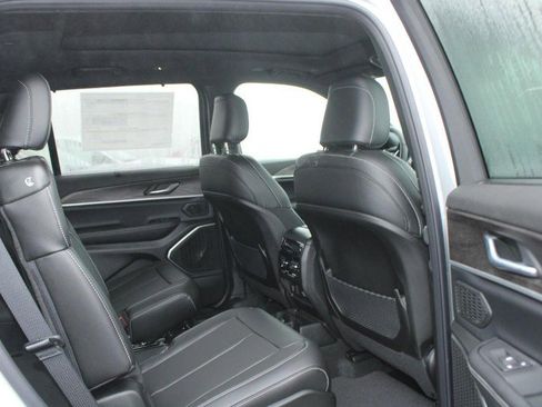 New 2025 Jeep Grand Cherokee L Limited w/ Luxury Tech Group II AWD/4WD image 4