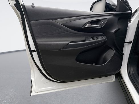 Used 2025 Buick Envista Sport Touring image 9