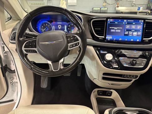 Used 2021 Chrysler Pacifica Touring-L FWD image 5